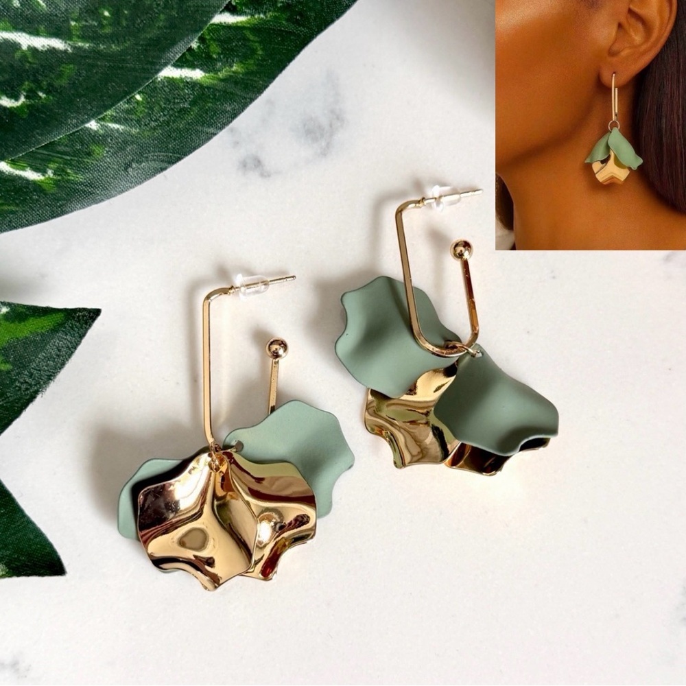 2/$30🌵 Green Floral Gold Tone Earrings Petals Square Hoop Garden Party Gift NEW